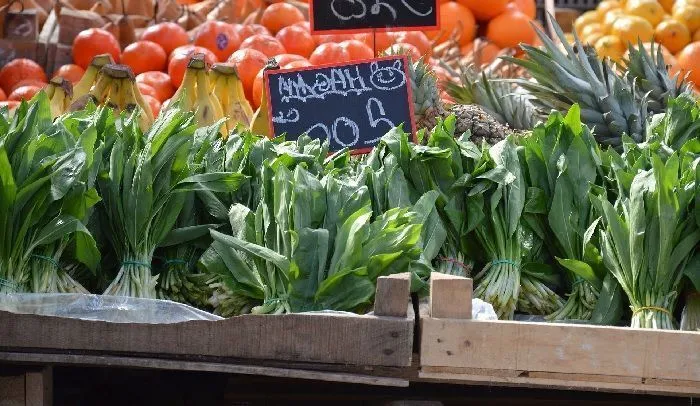 sale of bear garlic leaves in traditional market